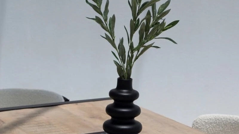 Vase Styling Ideas: How to Arrange Flowers and Decor at Home