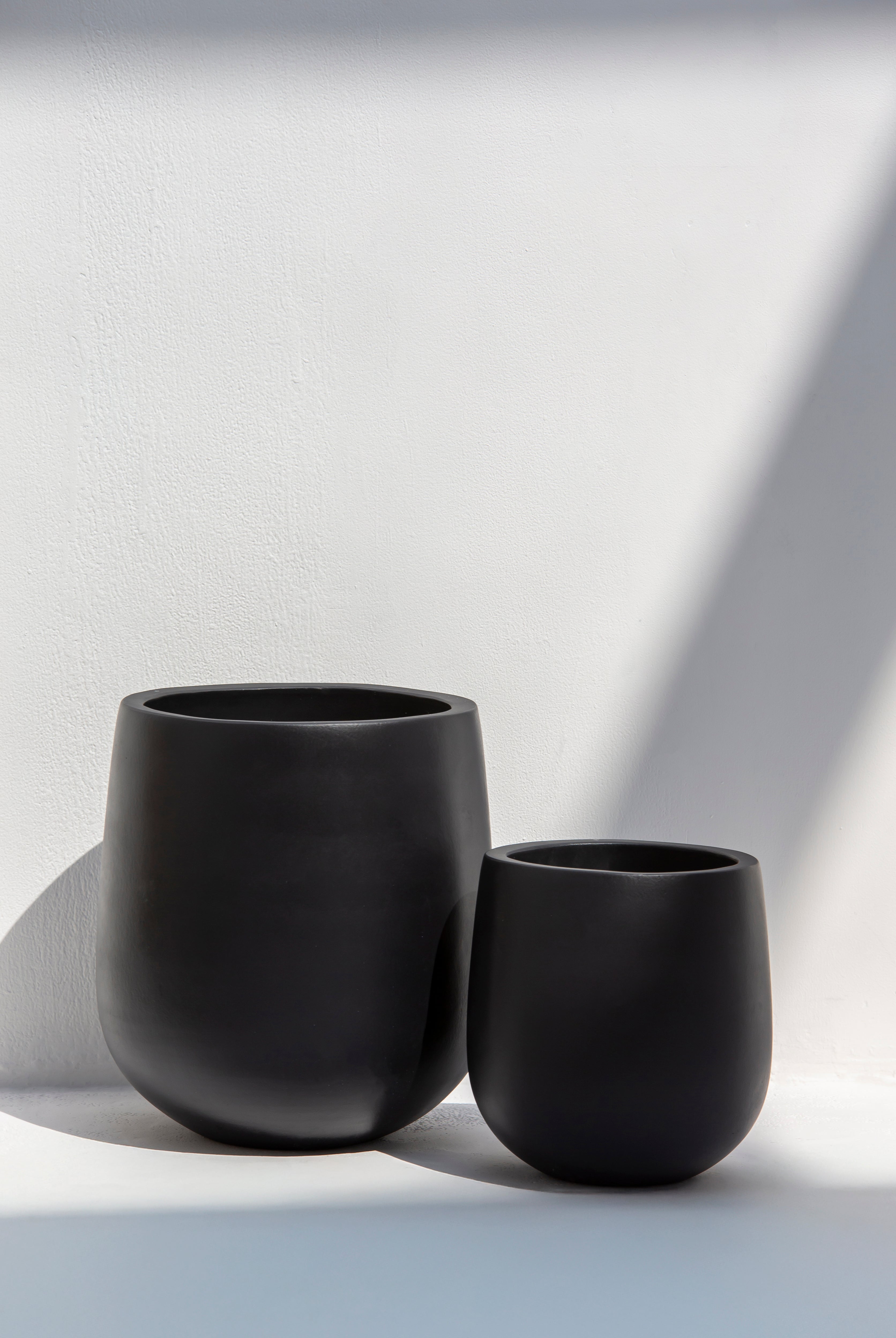 Sena Black Fiberglass Pot