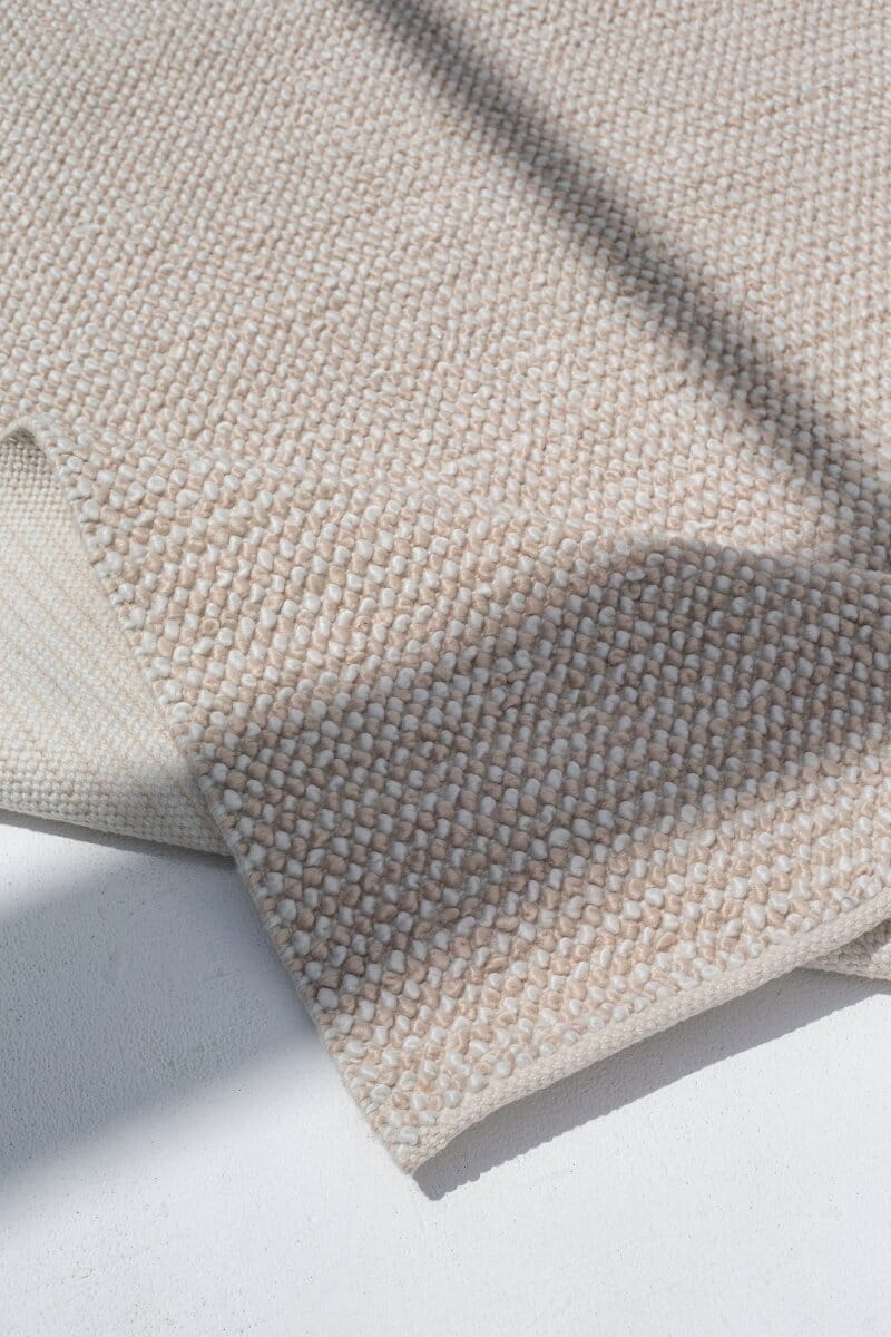 Luxurious Woven Rug: Subtle Elegance for Modern Interiors