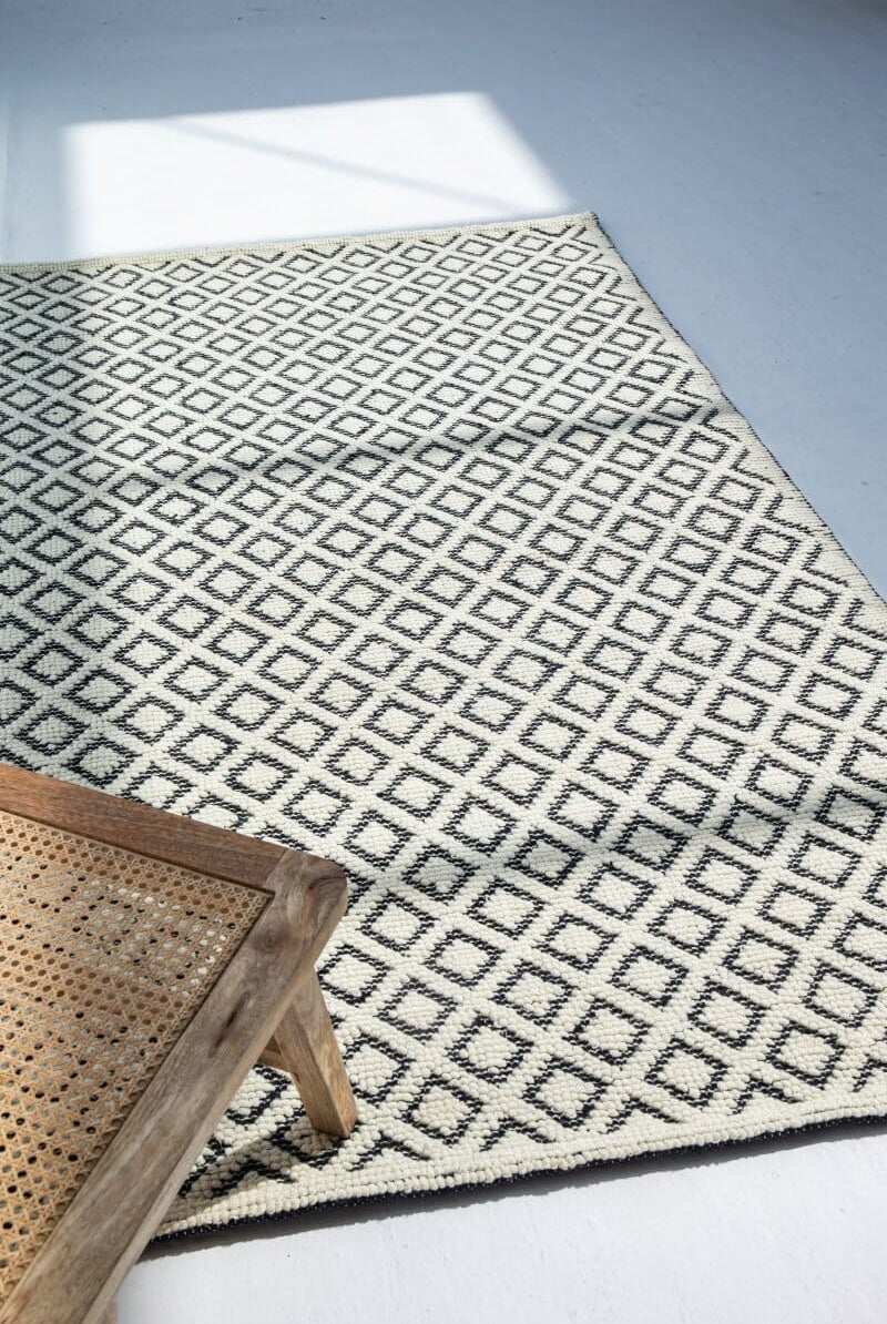 Nautical Serenity - Natural White & Navy Blue Woven Rug (2 Sizes)