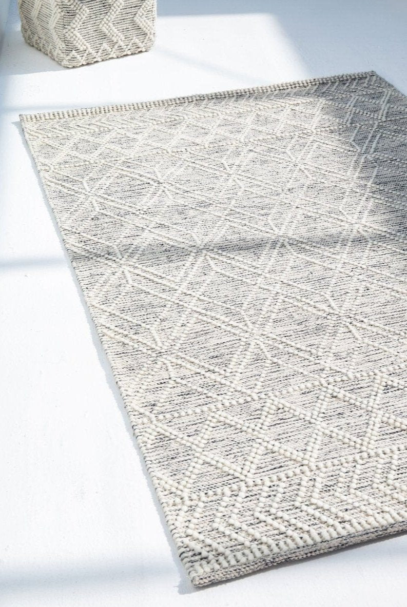 Diamond Radiance - Natural White Woven Diamond Patterned Rug (5 Sizes)