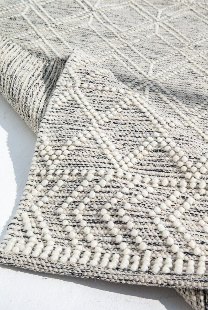 Diamond Radiance - Natural White Woven Diamond Patterned Rug (5 Sizes)