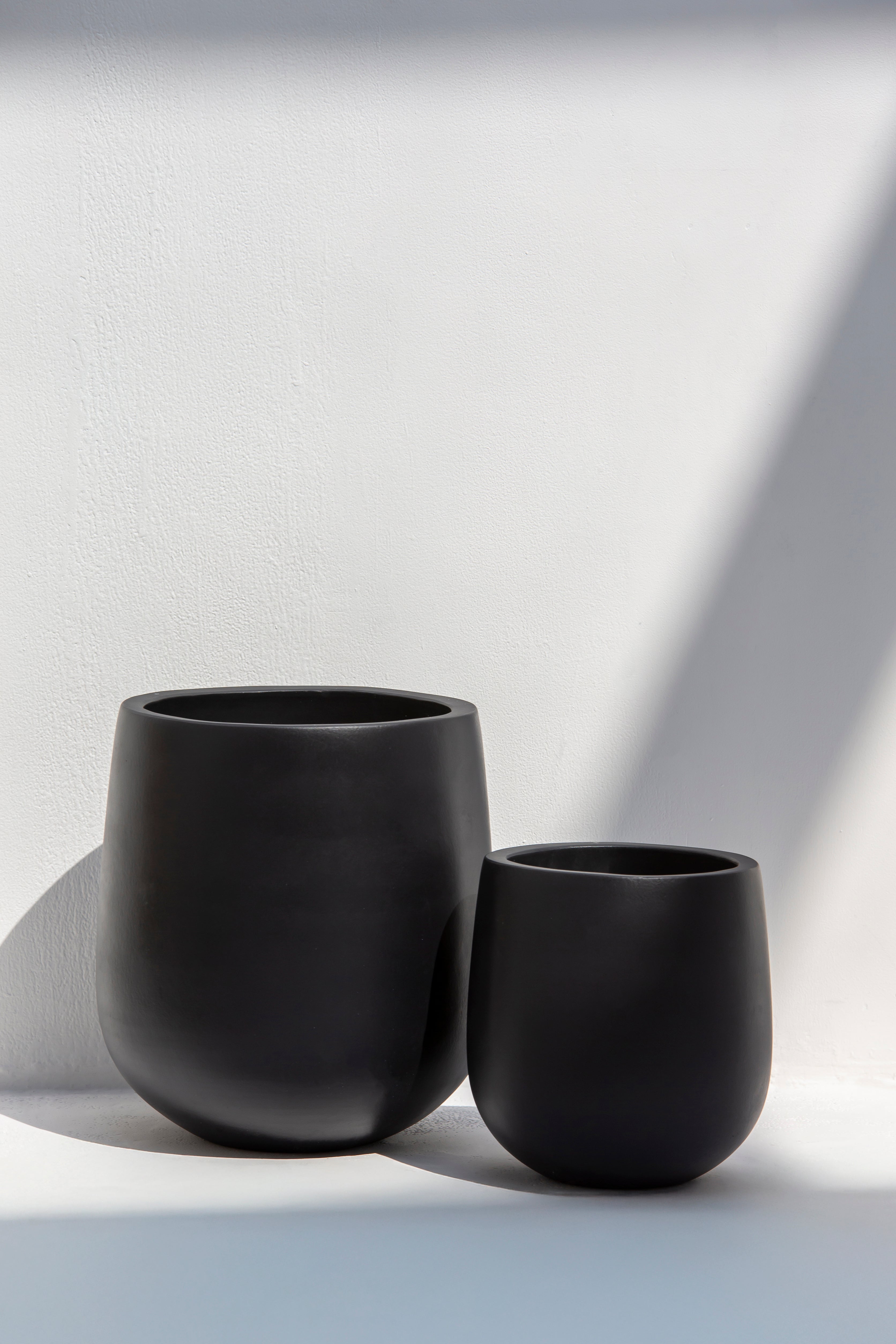 Sena Black Fiberglass Pot