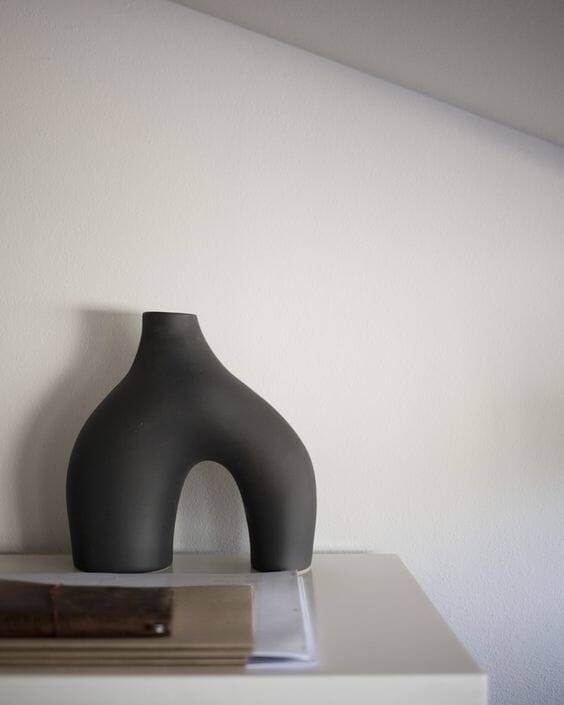 Black Ceramic Legged Vase (24x23 CM)