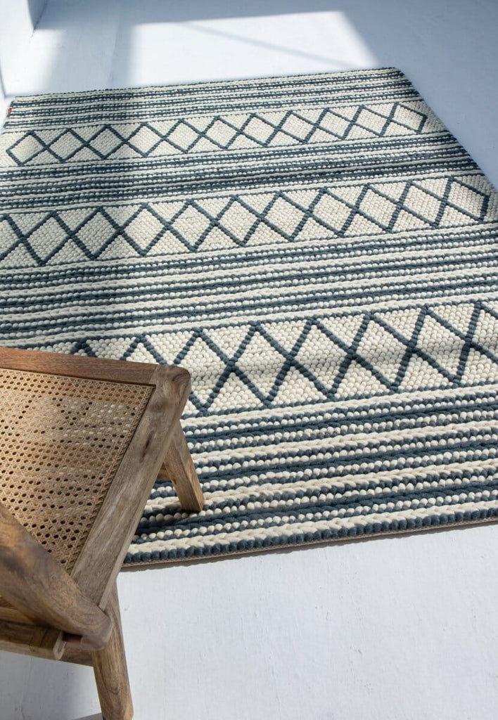 Coastal Breeze - Natural White & Blue Patterned Woven Rug (2 Sizes)