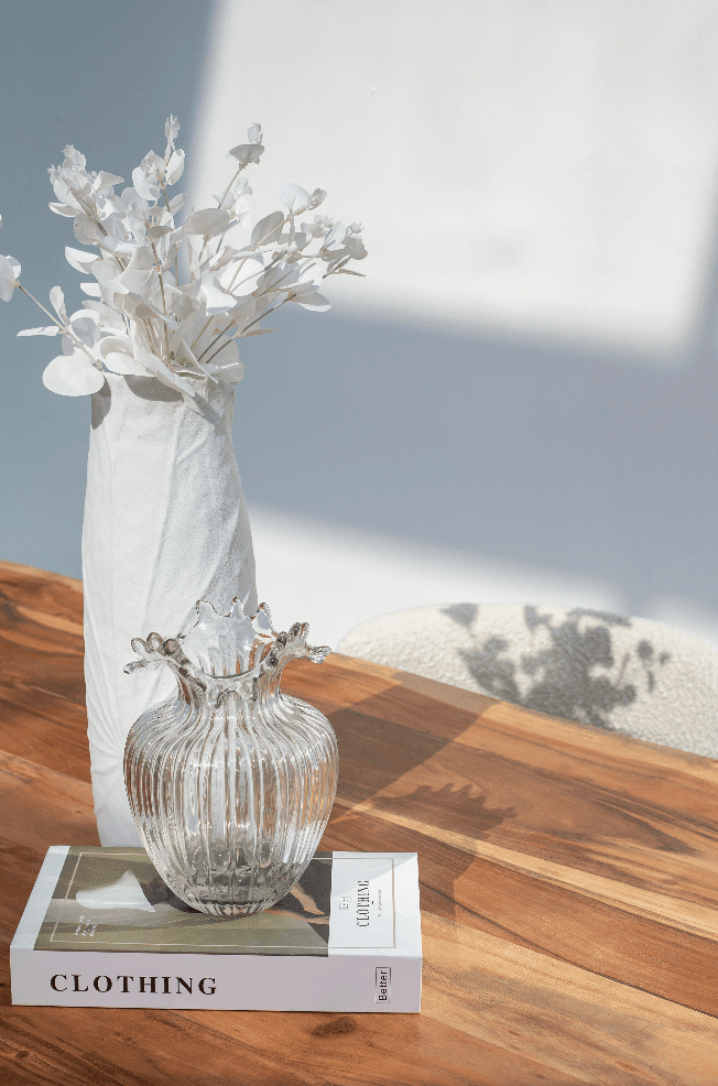 Leaf Shaped White Ceic Vase (2 Sizes)